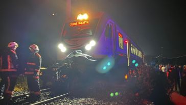 Yolcu Treni Hemzemine Giren Otomobile Çarptı, 1 Ölü