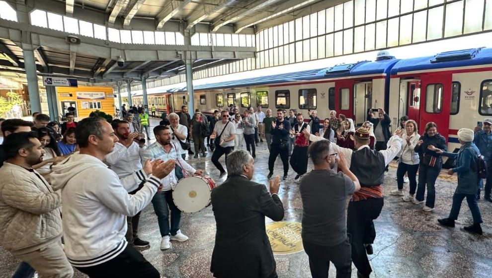 Turistik Tren Malatya'da Halaylarla Karşılandı