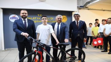 Bakan Ersoy'un Gönderdiği Bisiklet Türkiye Birincisine Verildi