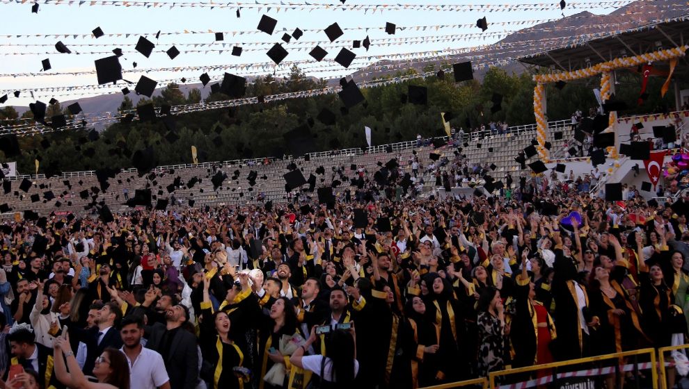 İnönü Üniversitesi'nde Mezuniyet Coşkusu