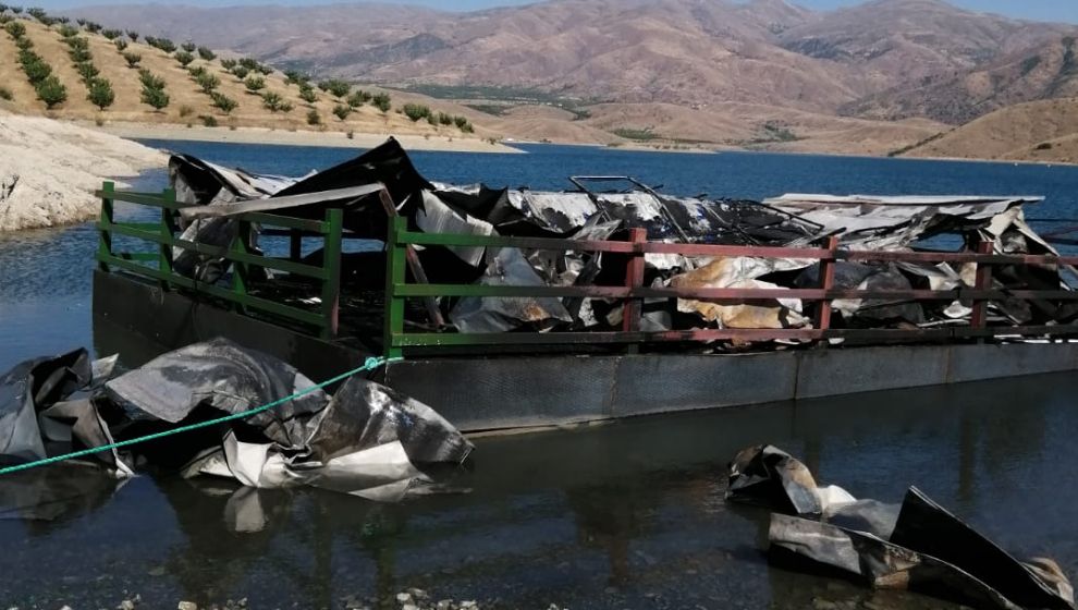 Kapıkaya Baraj Gölü'nde yangın