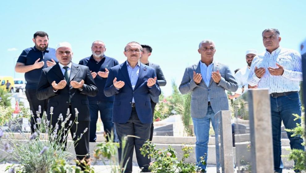 Vali Yavuz'dan Deprem Şehitlerinin Mezarlarına Ziyaret