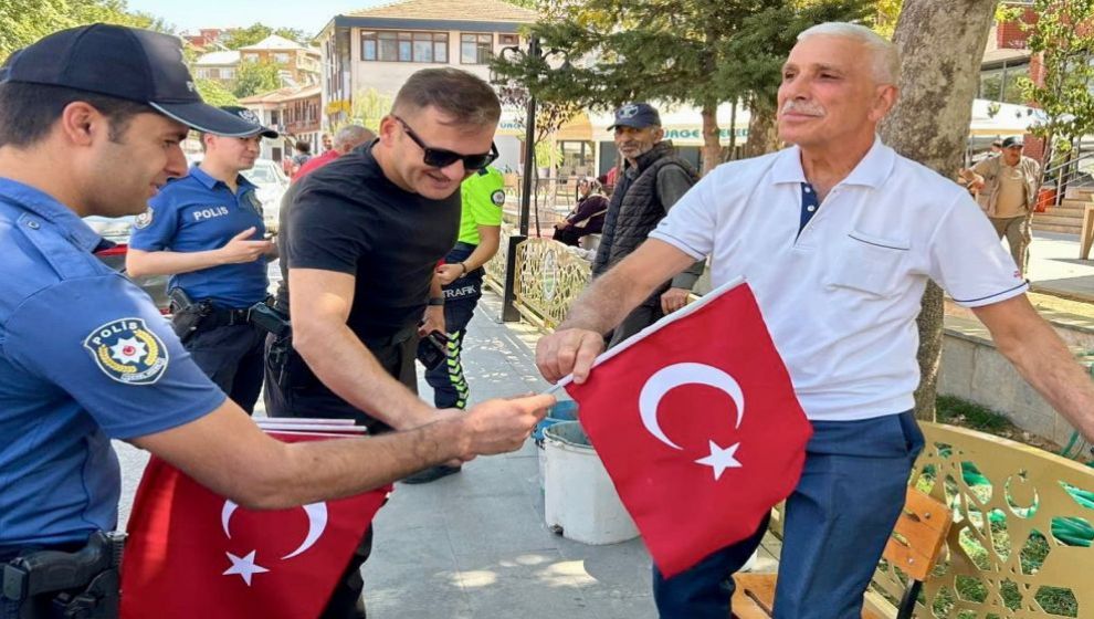 Pütürge Kaymakamlığı'ndan 30 Ağustos Zafer Bayramı'na Özel Bayrak Dağıtımı