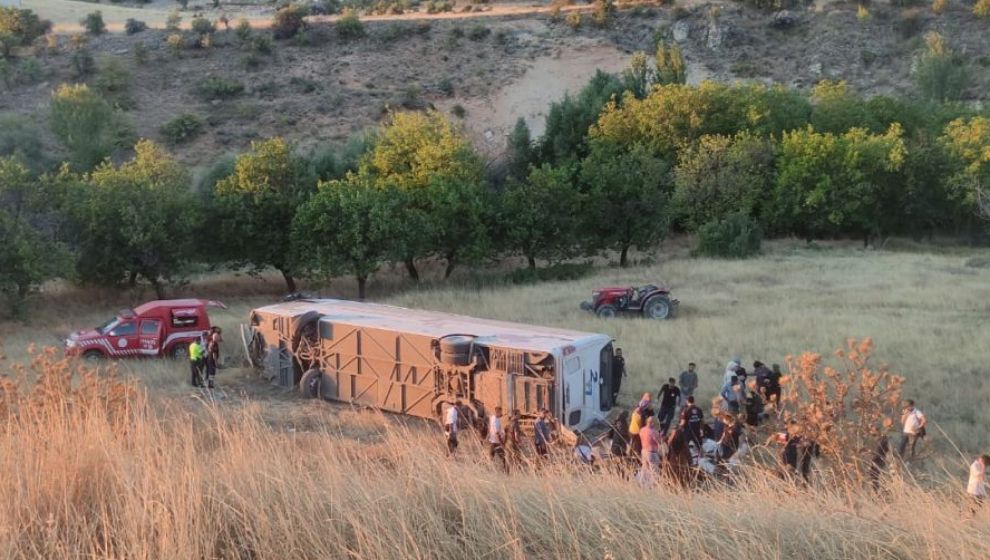 Yolcu Otobüsü Uçuruma Yuvarlandı, 21 Yaralı