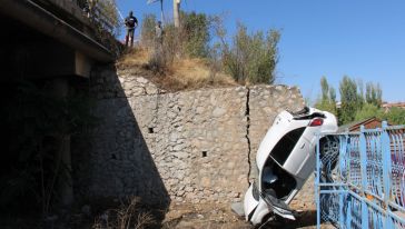 Otomobil Köprüden Uçtu, Korkuluklara Asalı Kaldı: 2 Yaralı 