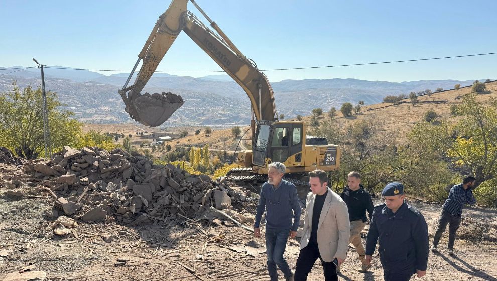 Kaymakam Tunahan Nas, Yıkım Çalışmalarını Yerinde İnceledi