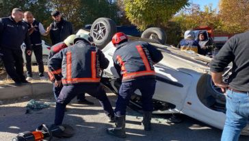  Ters dönen otomobilde bulunan 2 kişi yaralandı