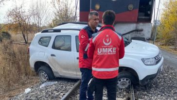 Tren hemzemin geçitte araca çarptı: 2 yaralı