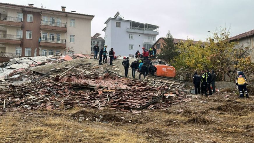 4  katlı binayı yıkarken enkazında kaldı