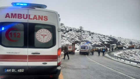 Pütürge Yolunda Ambulans Kazası: 4 Yaralı 