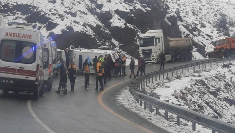 Pütürge Yolunda Ambulans Kazası: 4 Yaralı 