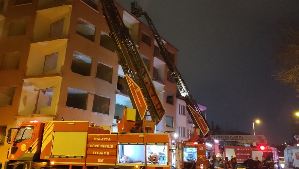 Malatya'da Depremzede Binada Alevler Yükseldi!