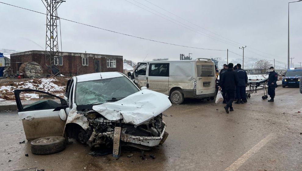 Malatya'da İki Ayrı Trafik Kazası: 8 Kişi Yaralandı