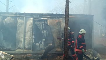  Konteyner, strafor ve inşaat malzemeleri yandı 