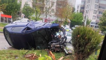 Orta Refüje Çarpan Otomobilde 2 Kişi Yaralandı
