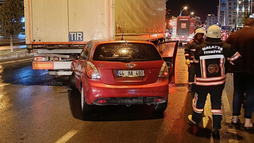 Malatya'da otomobil tırın altına girdi: 3 yaralı