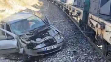 Tren Otomobile Çarptı: 5 Yaralı 