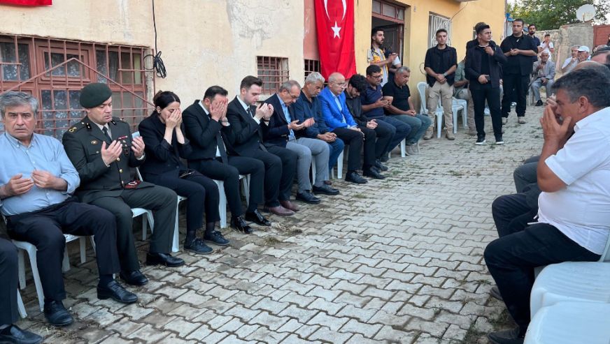 Pütürgeli şehidin ailesine Vali ve Belediye Başkanı'ndan ziyaret