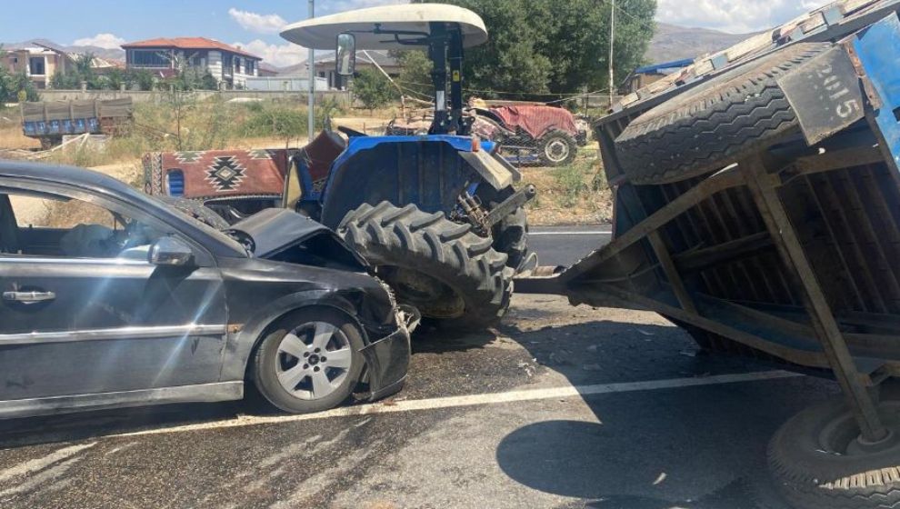 Doğanşehir'de otomobil traktörle çarpıştı: 2 yaralı