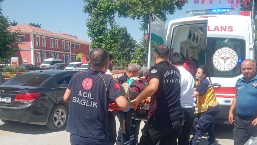 Malatya'da iki otomobilin çarpışması sonucu 4 kişi yaralandı