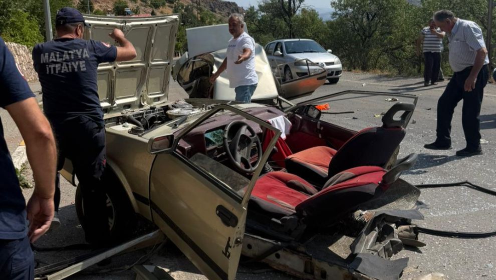 Malatya'da Otomobil İkiye Bölündü