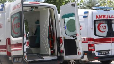 Akçadağ'da otomobil ile kamyon çarpıştı: 2 ölü