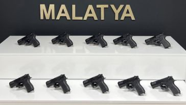Malatya'da yolcu otobüsüne operasyon: 10 ruhsatsız tabanca ele geçirildi 