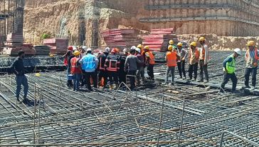 Otel inşaatında yüksekten düşen bir işçi yaralandı