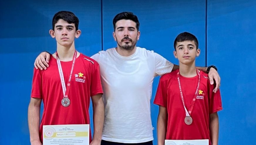 Malatyalı iki genç güreşçi madalya ile dönüyor