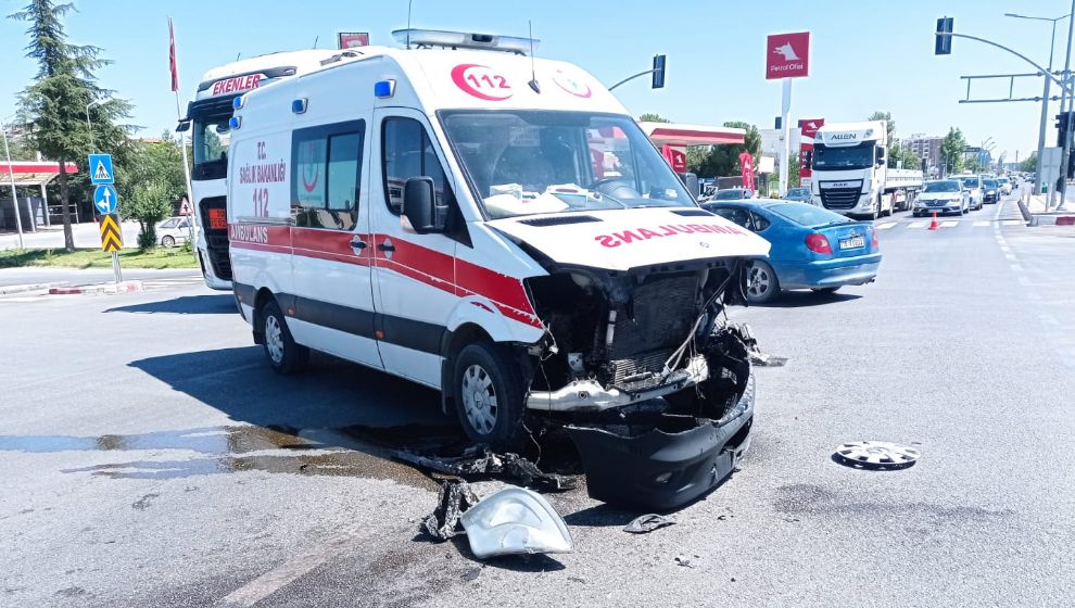 Ambulans Kazaya Giderken Kaza Yaptı