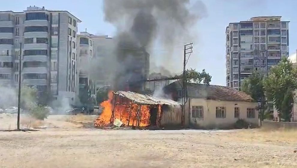 Evin barakasında çıkan yangın korkuttu
