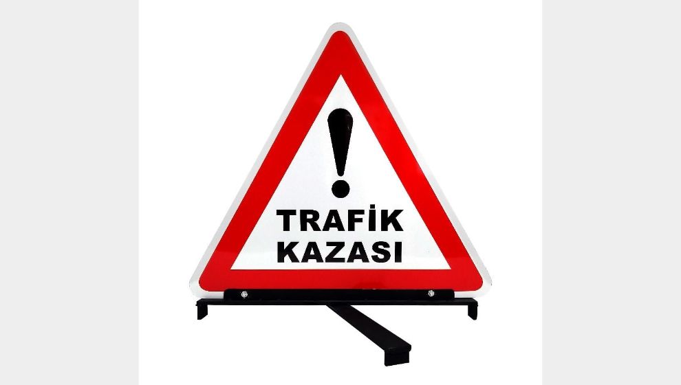 Kamyona çarpan otomobilin sürücüsü kurtarılamadı