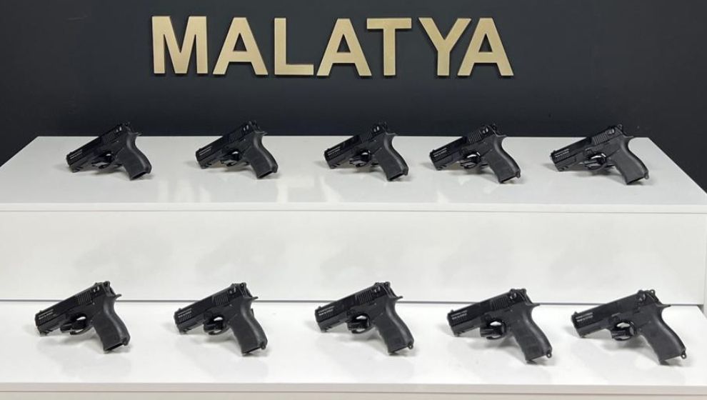 Malatya'da yolcu otobüsüne operasyon: 10 ruhsatsız tabanca ele geçirildi