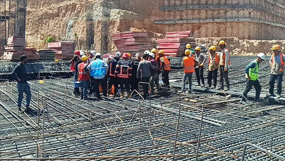 Otel inşaatında yüksekten düşen bir işçi yaralandı
