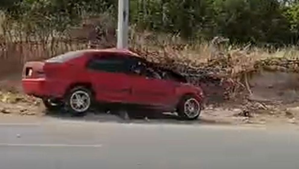 Otomobil aydınlatma direğine çarptı