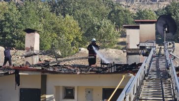 Malatya’da köy evi ve samanlıkta yangın çıktı