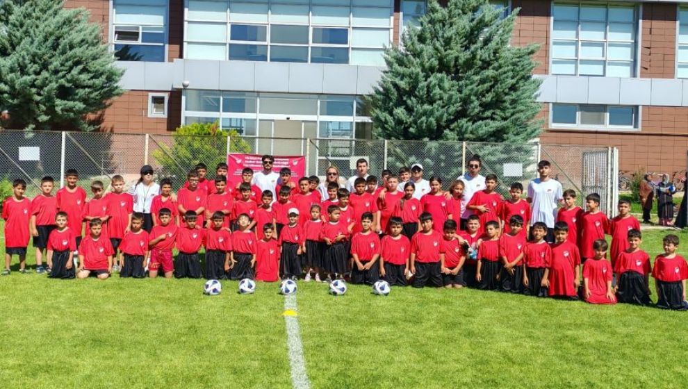 Malatya'da 100 depremzede çocuğa futbol eğitimi verildi