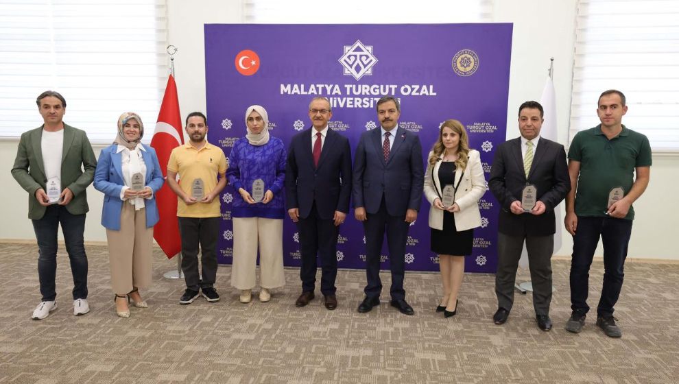 MTÜ'de 12 Akademisyene Ödül