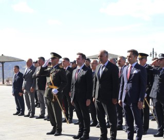 Doğanyol ve Pütürge’de 29 Ekim Coşkusu: Atatürk Anıtı’na Çelenk Sunuldu