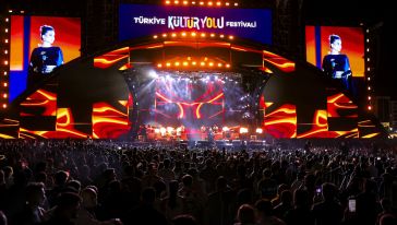 Malatya Kültür Yolu Festivali’nin ilk gününde Ebru Yaşar sahne aldı