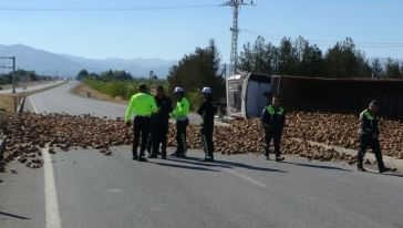 Malatya'da Tır Devrildi: 1 Yaralı