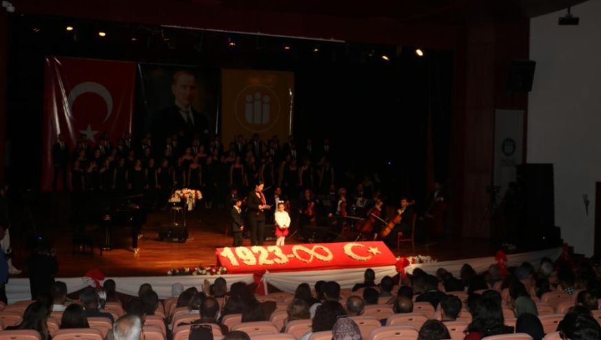 İnönü Üniversitesi Çoksesli Korosu ve Akademik Orkestrası Cumhuriyet Konseri Verdi