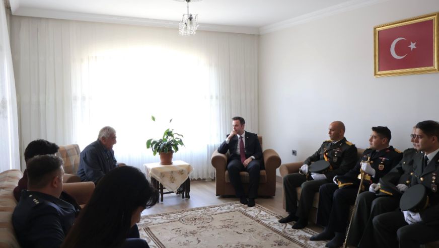 Pütürge'de Şehit Ailelerine Cumhuriyet Bayramı Ziyareti