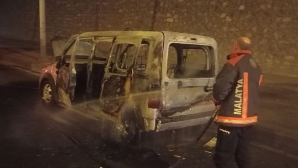 Alev alan hafif ticari araç tamamen yandı