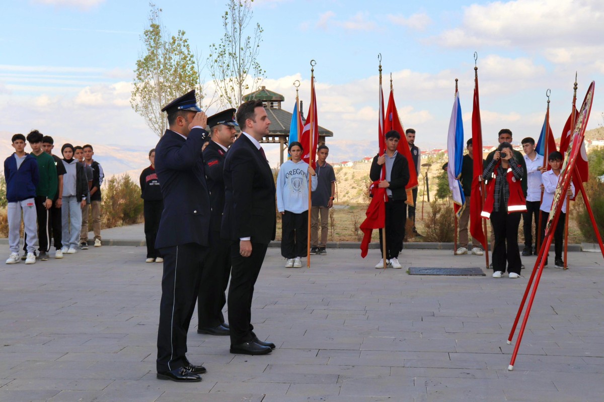 Doğanyol ve Pütürge'de 29 Ekim Coşkusu: Atatürk Anıtı'na Çelenk Sunuldu