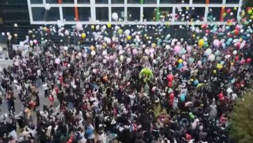 Onkoloji Hastanesi Önünde Duygusal Anlar: Malatyalılar Lösemiyi Yenen Çocukların Mutluluğuna Ortak Oldu