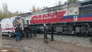 Raylara Düştü, Tren Çarptı 