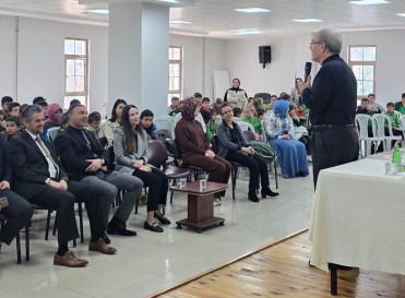 Yazar Halit Ertuğrul Doğanyol'da Öğrencilerle Buluştu