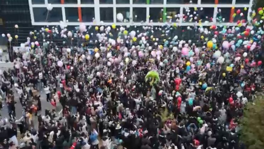 Onkoloji Hastanesi Önünde Duygusal Anlar: Malatyalılar Lösemiyi Yenen Çocukların Mutluluğuna Ortak Oldu