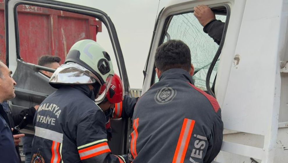 Malatya'da Kamyon ve Kamyonet Çarpıştı: 1 Yaralı
